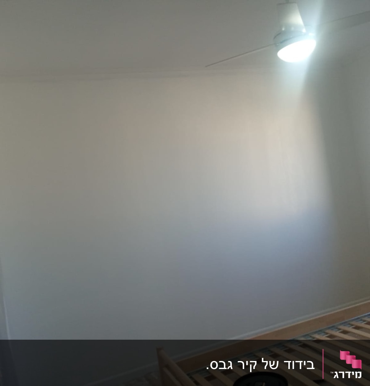 קיר גבס לבן עם מסגרת עץ למיטה